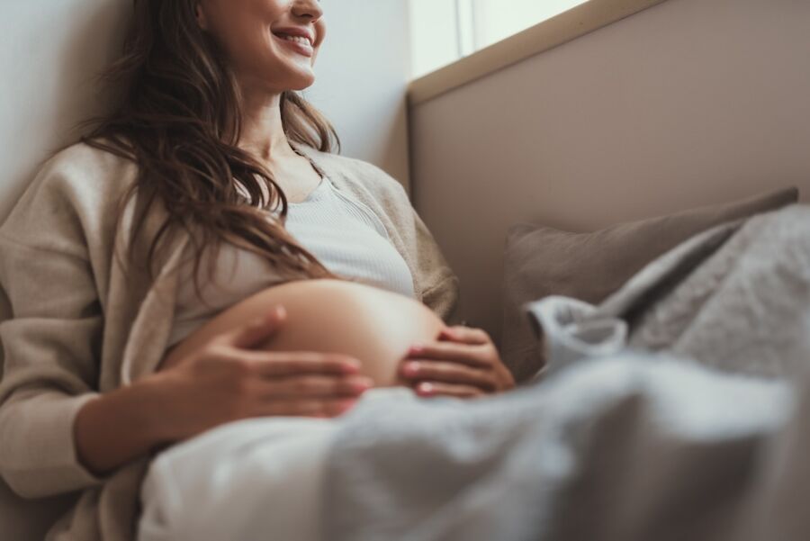 Hochschwangere Frau genießt entspannt ihre Schwangerschaft