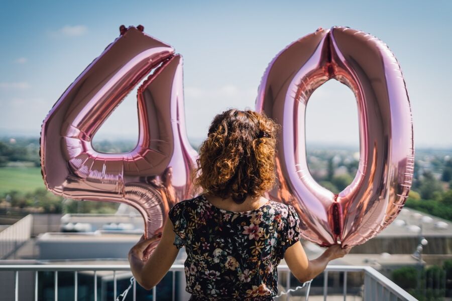 Eine Frau feiert ihren 40. Geburtstag - beginnen nun die Wechseljahre?