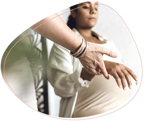 Schwangere bei einer Entspannungsübung aus dem Hypnobirthing