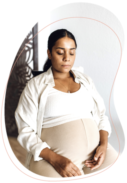 Schwangere Frau mit Babybauch entspannt sich